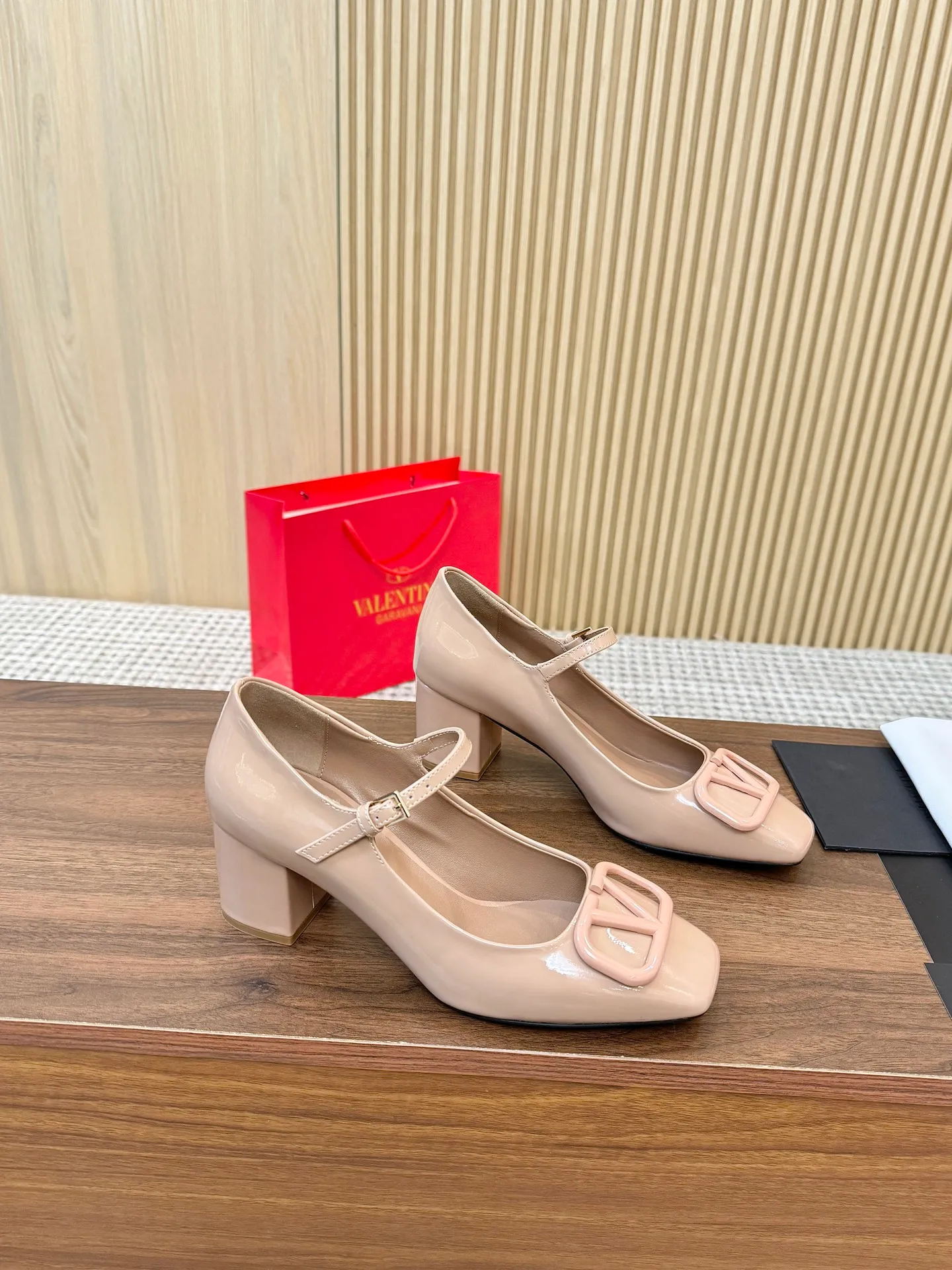 👟👟Ex-factory price 460👟👟 Genuine leather sole + 40 Valentino. Large v-buckle sandals ㊙️Latest series of counters Authentic grade version with perfect details. Authentic products are made one to one. All details are consistent with genuine ones. The upper foot is very pedicure type. The key point is that it is very good and easy to control. It does not grind the feet and does not tire the feet. Walking artifact, exclusive mold opening. The highest version on the market. Fabric: imported mixed sheepskin, lining and foot pads are all sheepskin. Code number (34 to 42) Customized sizes 34 and 42 are non-returnable and non-exchangeable. Heel height: 7.5CM. Rubber sole, leather sole +40